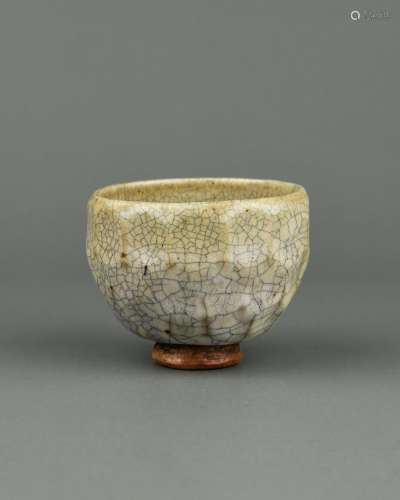 A Chinese Ge-Type Porcelain Cup