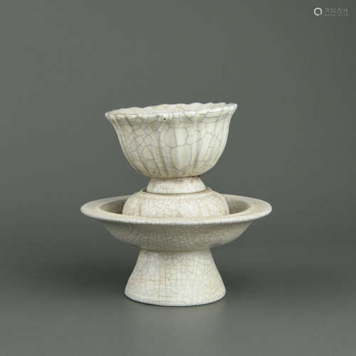 A Chinese Ge-Type Porcelain Cup with Stand