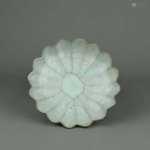 A Chinese Ge-Type Glazed Porcelain Plate