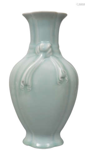 清 粉青釉海棠形包袱瓶