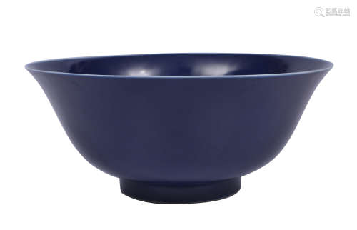 乾隆 霁蓝釉撇口碗