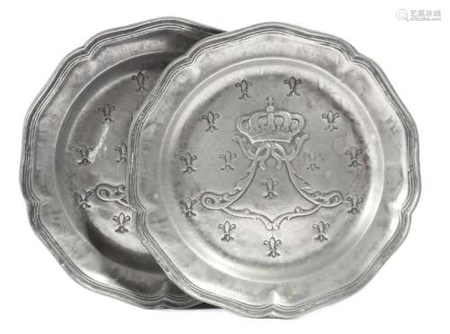 A pair of scalloped pewter plates, with moulded ri…