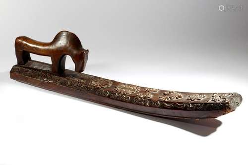 An 18th century Scandinavian treen birch mangle bo…