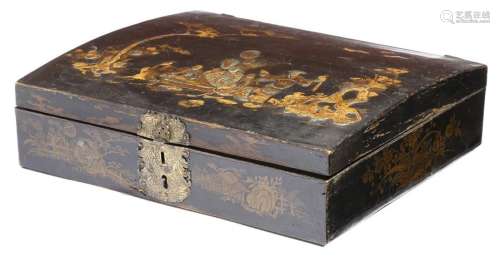 An early 18th century black japanned lace box, the…