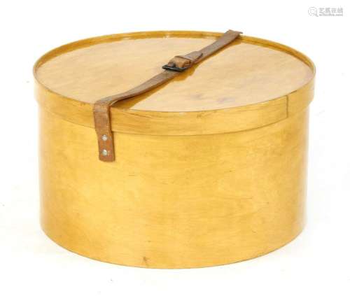 A Biedermeier beech wood hat box, early 20th centu…