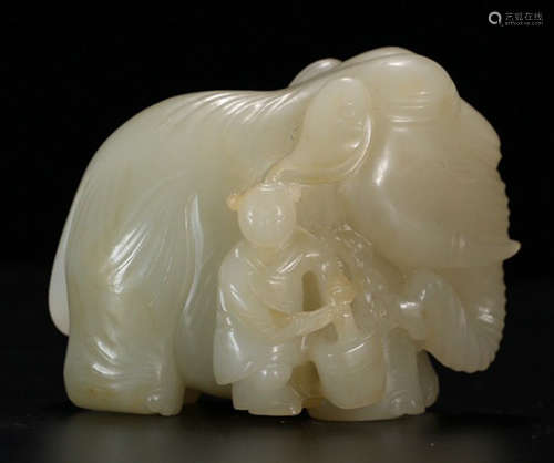 A HETIAN JADE CARVED ELEPHANT SHAPED PENDANT