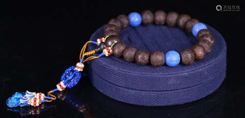 A CHENXIANG WOOD CARVED BEADS STRING BRACELET