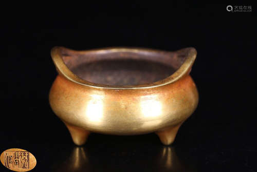 A GILT BRONZE CASTED DOUBLE EAR CENSER