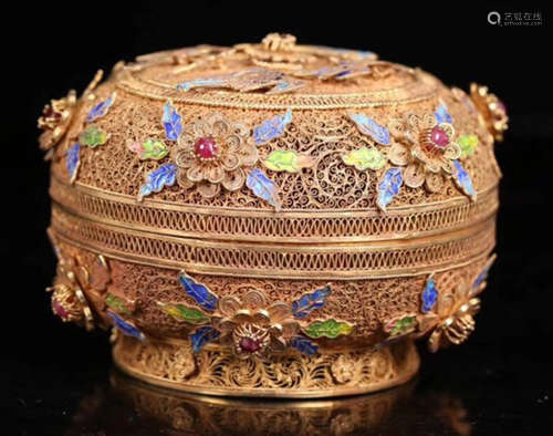 A GILT SILVER FILIGREE FLOWER PATTERN BOX