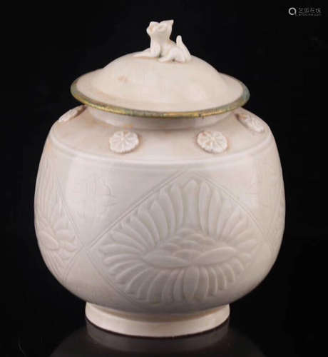 A DING YAO WHITE GLAZE GILD LOTUS PATTERN TEA JAR