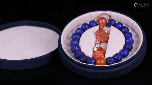 A LAZULI CARVED BEADS STRING BRACELET