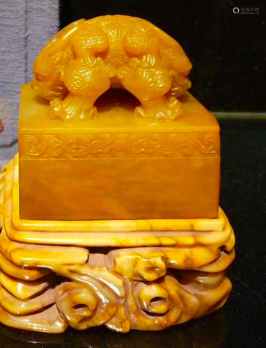 A TIANHUANG STONE CARVED BEAST SHAPED SEAL