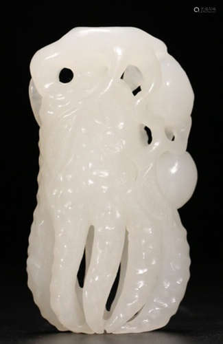 A HETIAN JADE CARVED CHAYOTE SHAPED PENDANT