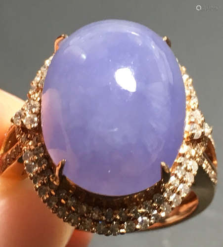 A PURPLE JADEITE CARVED CIRCLE FINGER RING, TYPE A