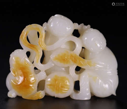 A HETIAN JADE CARVED CHILDREN SHAPED PENDANT