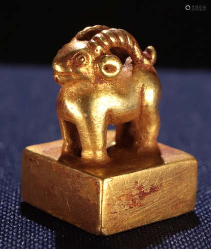 A GOLD CASTED SHEEP SHAPED SEAL