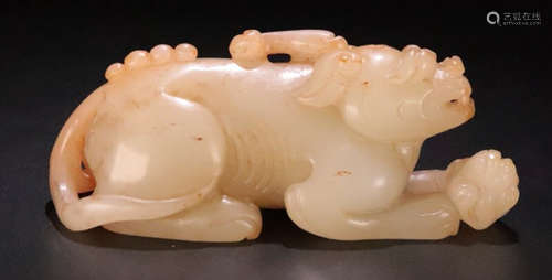 A HETIAN JADE CARVED BEAST SHAPED PENDANT