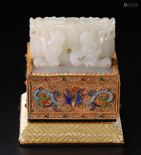 A HETIAN JADE CARVED GOLD FILIGREE DRAGON SEAL