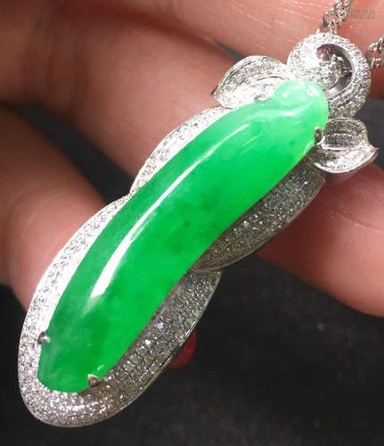 A GREEN JADEITE CARVED MELON PENDANT, TYPE A