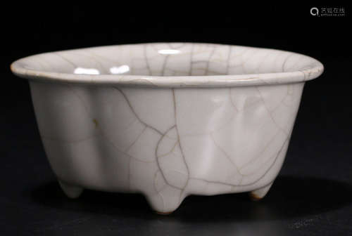 A GE YAO FISSION WHITE GLAZE JAR