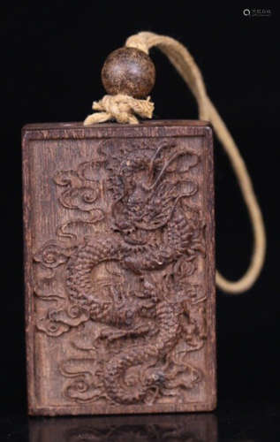 A CHENXIANG WOOD CARVED DRAGON PATTERN PENDANT