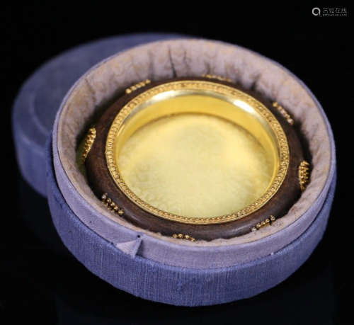 A CHENXIANG WOOD CARVED GOLD DECORATED BANGLE