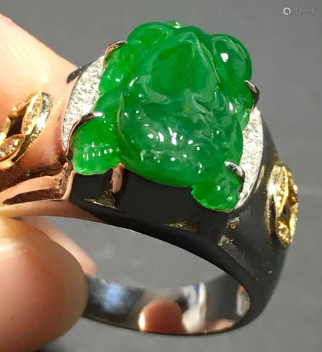 A GREEN JADEITE CARVED PIXIU FINGER RING, TYPE A