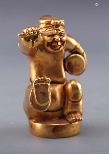 A GILT BRONZE CASTED FIGURE SHAPED PENDANT