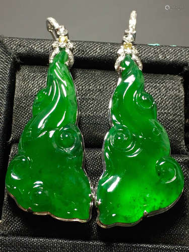 A GREEN JADEITE CARVED CLOUD EARRING, TYPE A