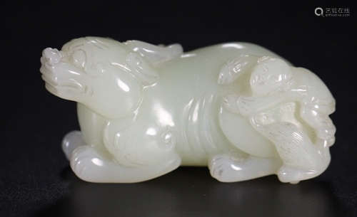 A HETIAN JADE CARVED BEAST SHAPED PENDANT