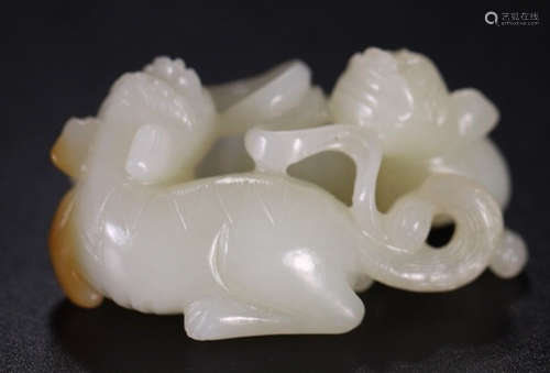 A HETIAN JADE CARVED BEAST SHAPED PENDANT