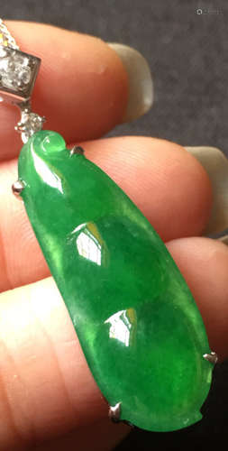 A GREEN JADEITE CARVED BEANS PENDANT, TYPE A