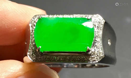 A GREEN JADEITE CARVED SQUARE FINGER RING, TYPE A