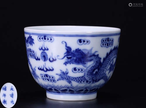 A WHITE&BLUE GLAZE DRAGON PATTERN BOWL