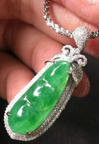 A GREEN JADEITE CARVED BEANS PENDANT, TYPE A