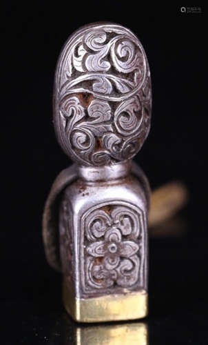 A TIBETAN IRON CASTED WRAPPED FLOWER SEAL