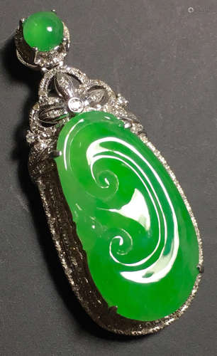 A GREEN JADEITE CARVED RUYI PENDANT, TYPE A