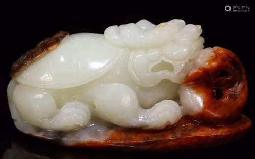 A HETIAN JADE CARVED DRAGON TURTLE SHAPED PENDANT