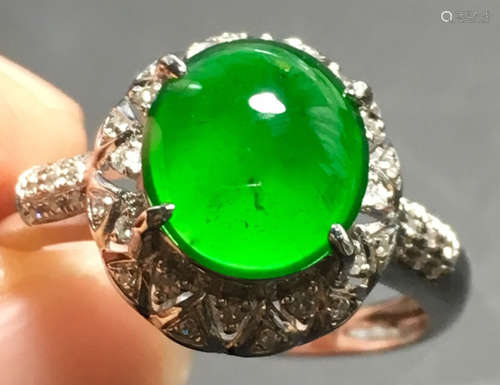 A GREEN JADEITE CARVED CIRCLE FINGER RING, TYPE A