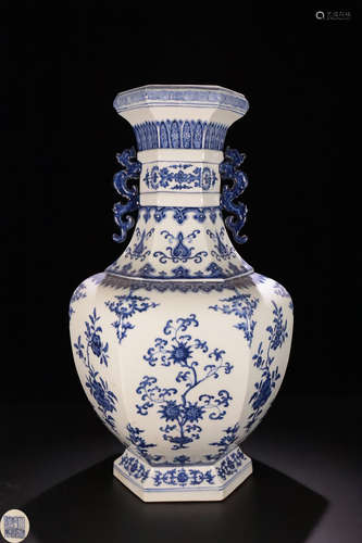 A WHITE&BLUE GLAZE WRAPPED LOTUS PATTERN VASE