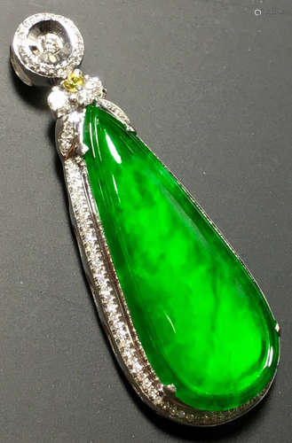 A GREEN JADEITE CARVED DROPLETS PENDANT, TYPE A