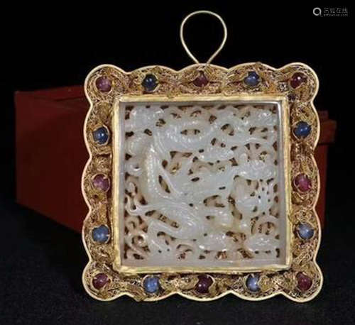 A HETIAN JADE CARVED WITH GOLD FILIGREE PENDANT