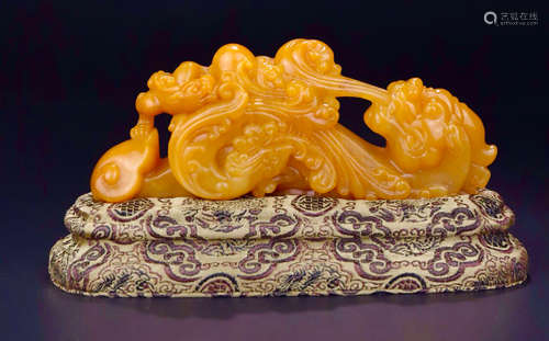 A TIANHUANG STONE CARVED DRAGON SHAPED PENDANT