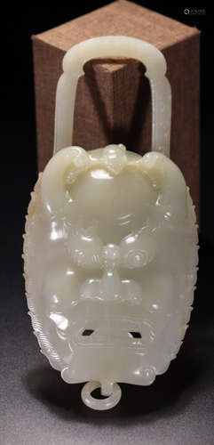 A HETIAN JADE CARVED BATS PATTERN MASK