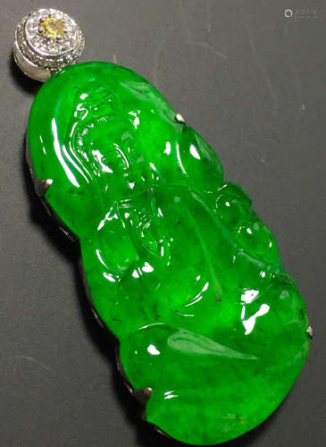 A GREEN JADEITE CARVED GUANYIN PENDANT, TYPE A