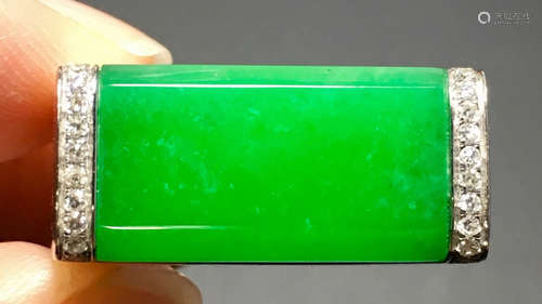 A GREEN JADEITE CARVED SQUARE RING, TYPE A