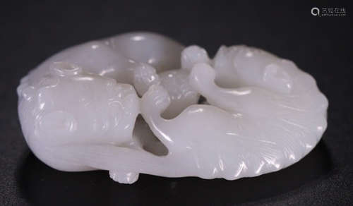 A WHITE JADE CARVED LION SHAPED PENDANT