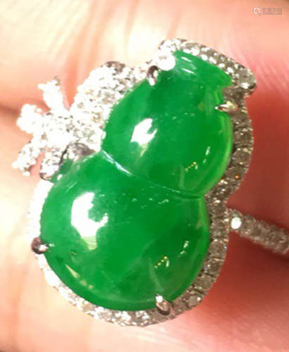 A GREEN JADEITE CARVED GOURD FINGER RING, TYPE A