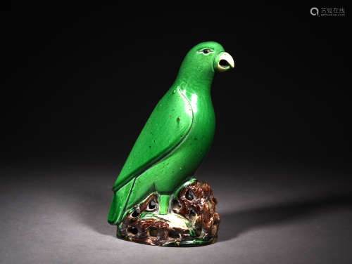 A SPINACH-AND-EGG PARROT, KANGXI PERIOD, 1661-1722