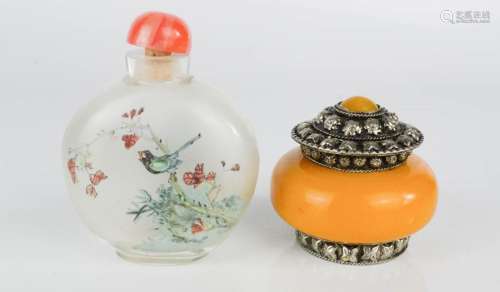 A snuff bottle and miniature temple jar in yellow.
